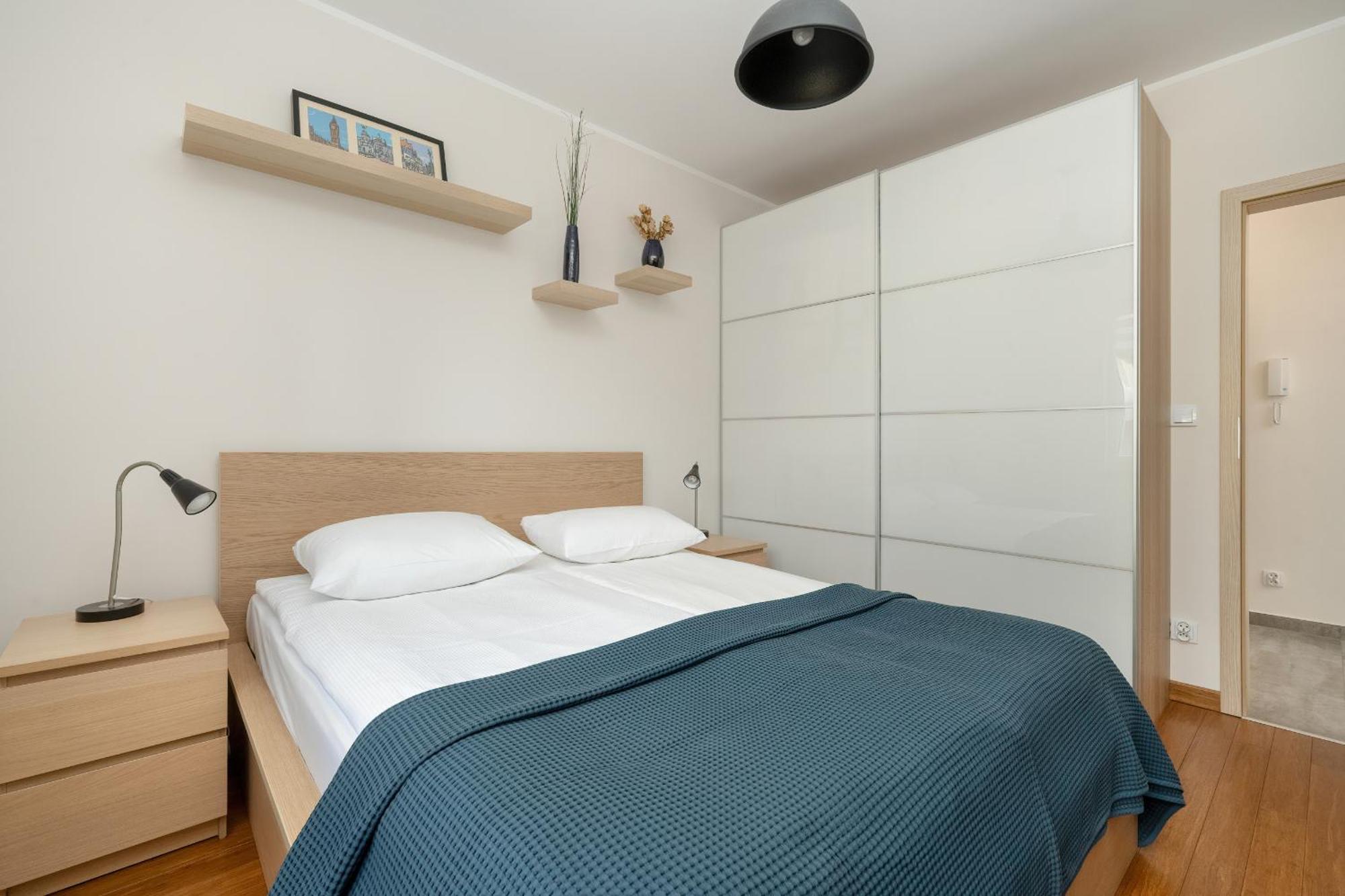 One Bedroom Apartment Nadodrze With Free Garage Wroclaw By Noclegi Renters Eksteriør billede